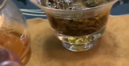 字母圈牛逼大神极限调教☛阴环骚母狗系列变态茶桌下母狗废茶水灌肠上面交